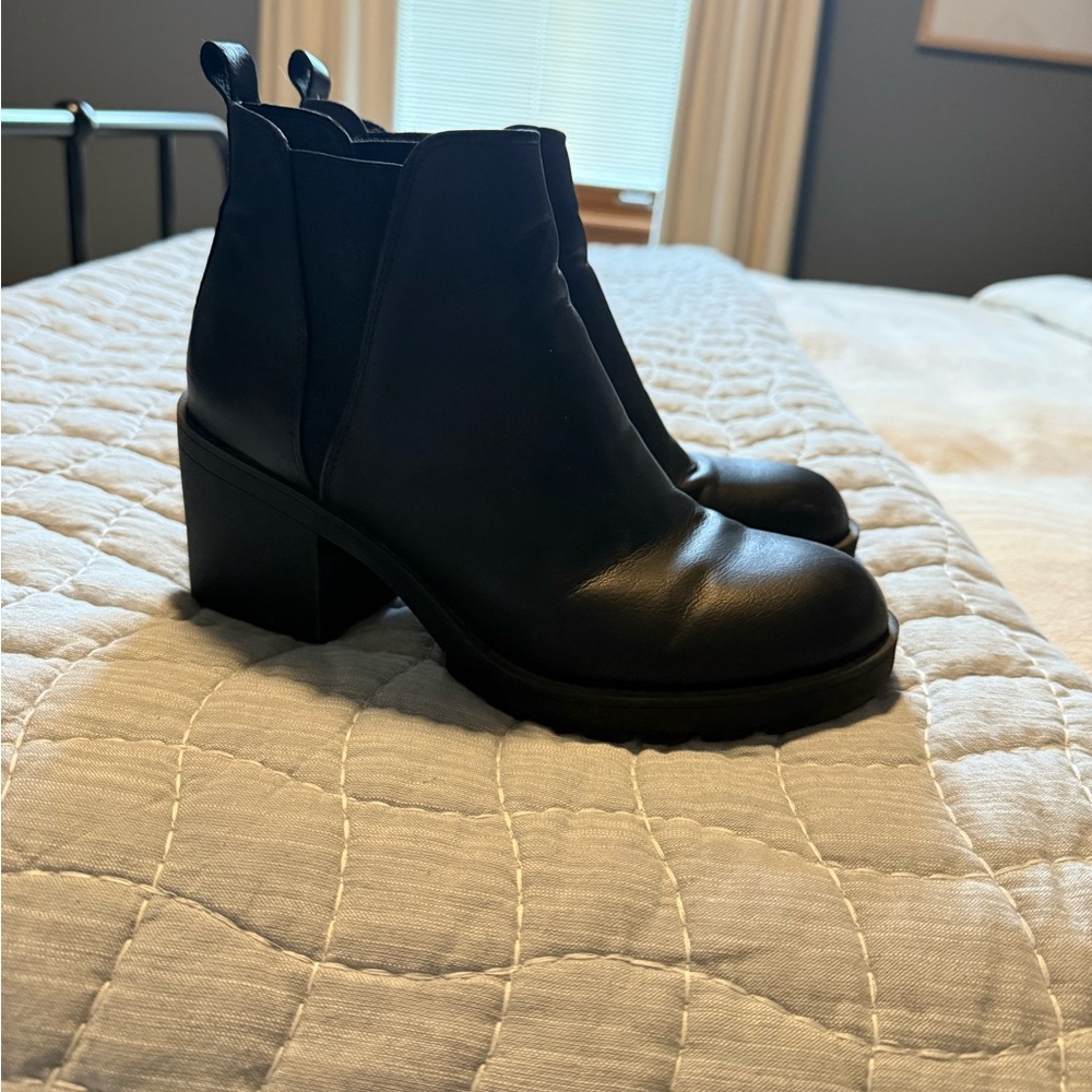 Black heeled Chelsea boots